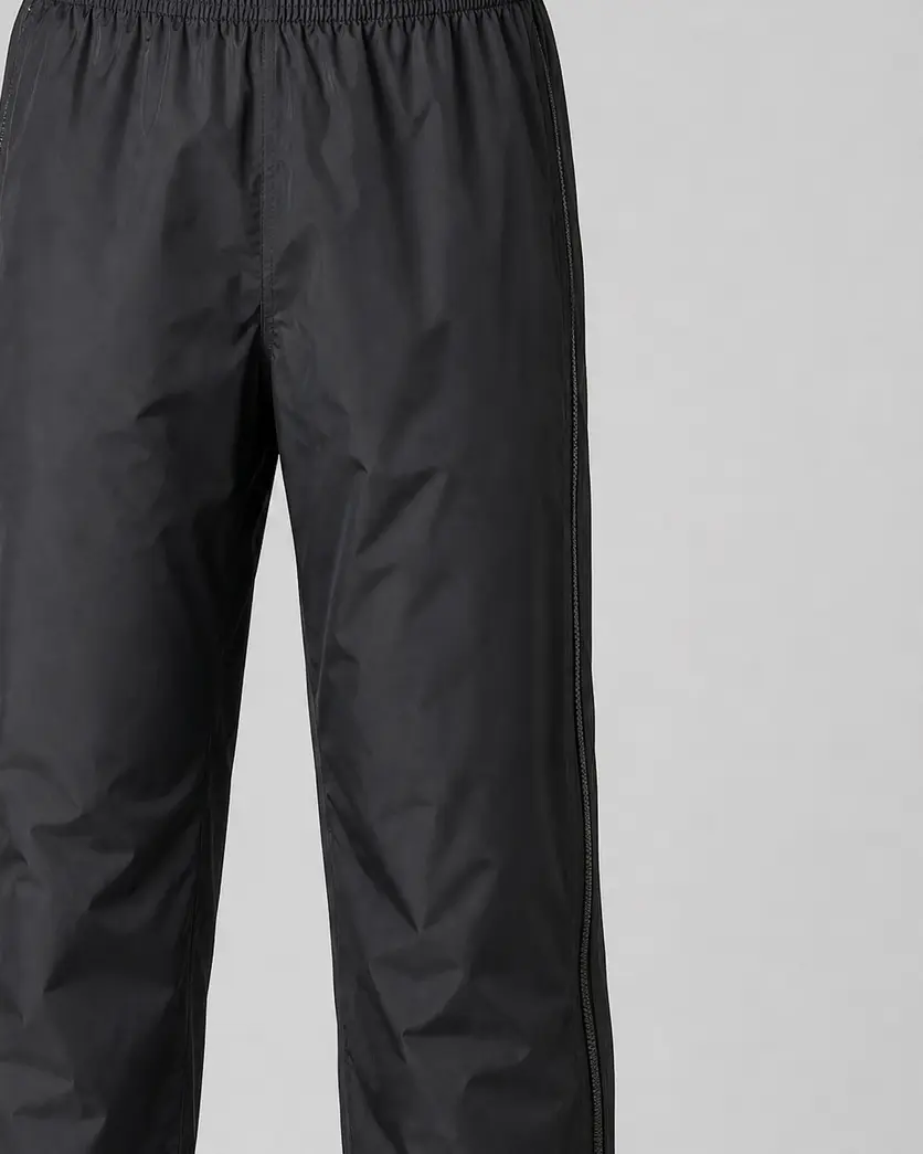 Cubrepantalón negro de la misma tela impermeable que las polainas de senderismo, sobre fondo gris